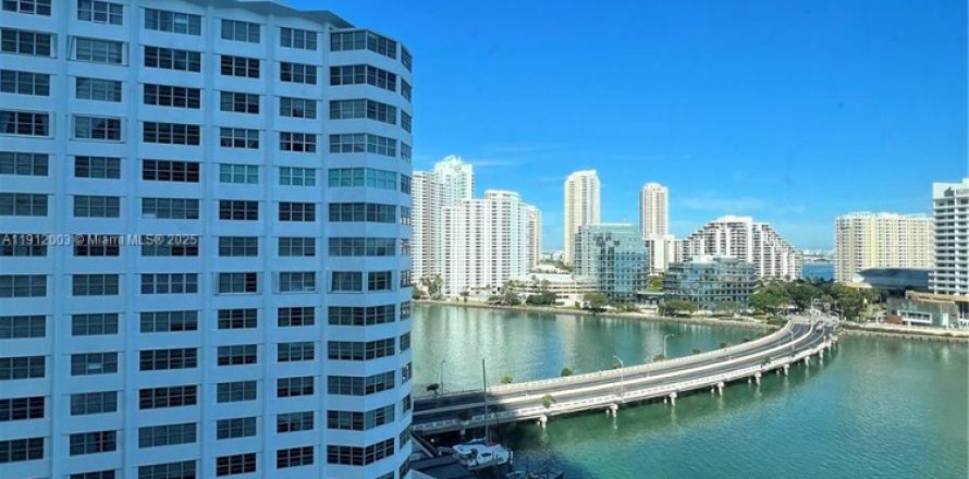 Condominio en Miami, Florida, 2 dormitorios  № 1969064
