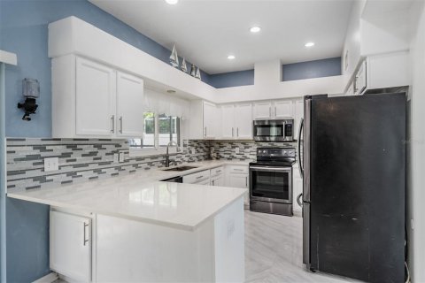 House in Oldsmar, Florida 3 bedrooms, 225.1 sq.m. № 2230833 - photo 9