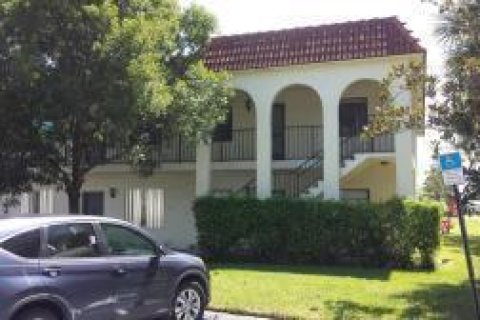 Condominio en West Palm Beach, Florida, 2 dormitorios  № 2077387