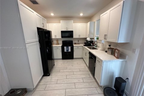 Снять в аренду таунхаус в Хомстед, Флорида 3 спальни, 120.96м2, № 1988927 - фото 6