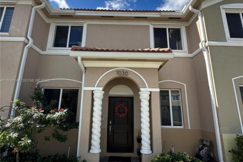 Снять в аренду таунхаус в Хомстед, Флорида 3 спальни, 120.96м2, № 1988927 - фото 1