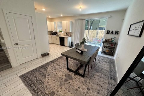 Снять в аренду таунхаус в Хомстед, Флорида 3 спальни, 120.96м2, № 1988927 - фото 7