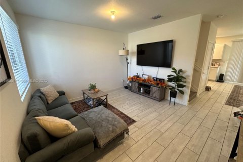 Снять в аренду таунхаус в Хомстед, Флорида 3 спальни, 120.96м2, № 1988927 - фото 2