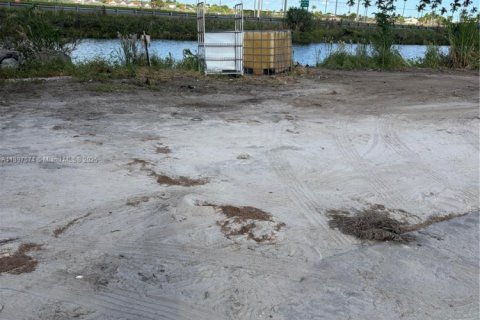 Купить коммерческую недвижимость в Медли, Флорида № 1954656 - фото 1