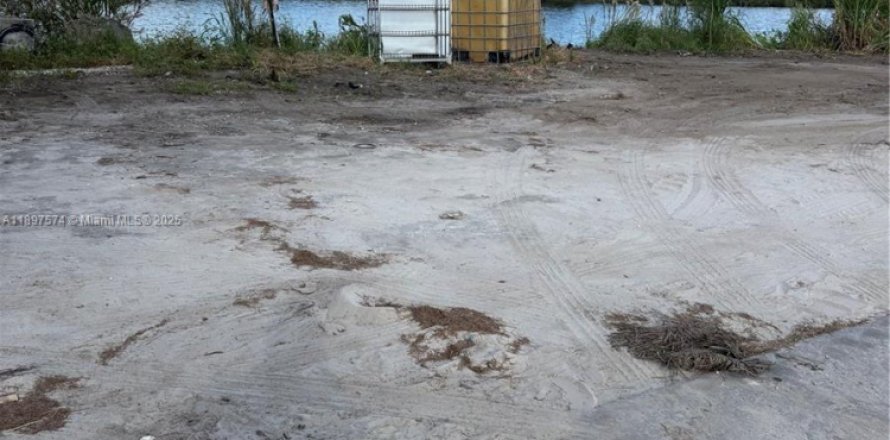 Коммерческая недвижимость в Медли, Флорида № 1954656