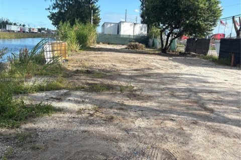 Купить коммерческую недвижимость в Медли, Флорида № 1954656 - фото 3