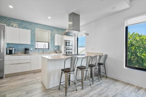 Casa en venta en Hollywood, Florida, 4 dormitorios, 254.18 m2 № 2034186 - foto 16