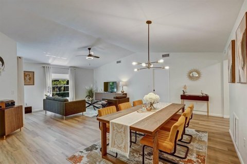Villa ou maison à vendre à Sarasota, Floride: 2 chambres, 127.65 m2 № 2232423 - photo 8