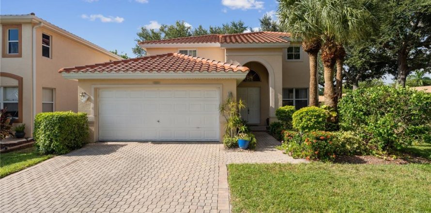 House in Fort Myers, Florida 4 bedrooms, 262.54 sq.m. № 1561857