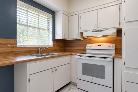 Commercial property in Miami, Florida 145.48 sq.m. № 2401263 - photo 20