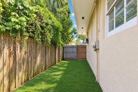 Commercial property in Miami, Florida 145.48 sq.m. № 2401263 - photo 5