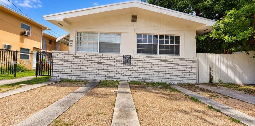 Commercial property in Miami, Florida 145.48 sq.m. № 2401263