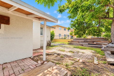 Commercial property in Miami, Florida 145.48 sq.m. № 2401263 - photo 13