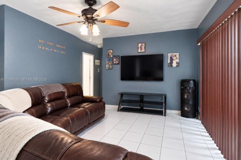 Commercial property in Miami, Florida 145.48 sq.m. № 2401263 - photo 18