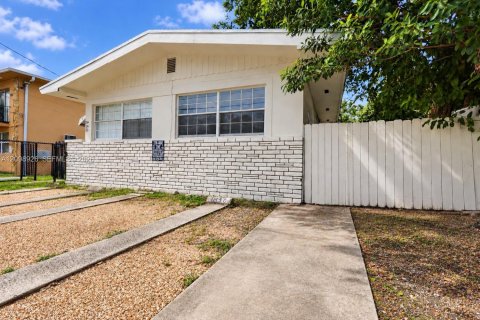 Commercial property in Miami, Florida 145.48 sq.m. № 2401263 - photo 11