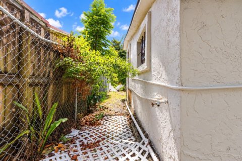 Commercial property in Miami, Florida 145.48 sq.m. № 2401263 - photo 6