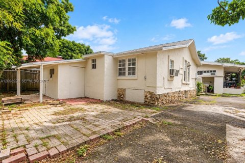 Commercial property in Miami, Florida 145.48 sq.m. № 2401263 - photo 12