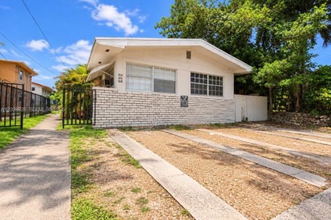 Commercial property in Miami, Florida 145.48 sq.m. № 2401263 - photo 2