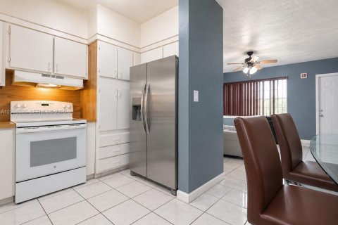 Commercial property in Miami, Florida 145.48 sq.m. № 2401263 - photo 21