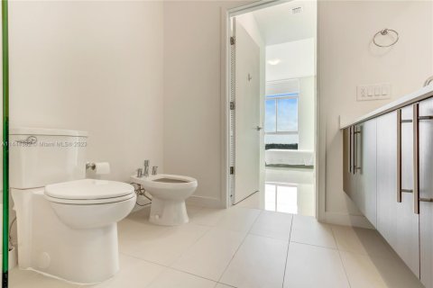 Condominio en venta en Doral, Florida, 3 dormitorios, 124.4 m2 № 2076955 - foto 17