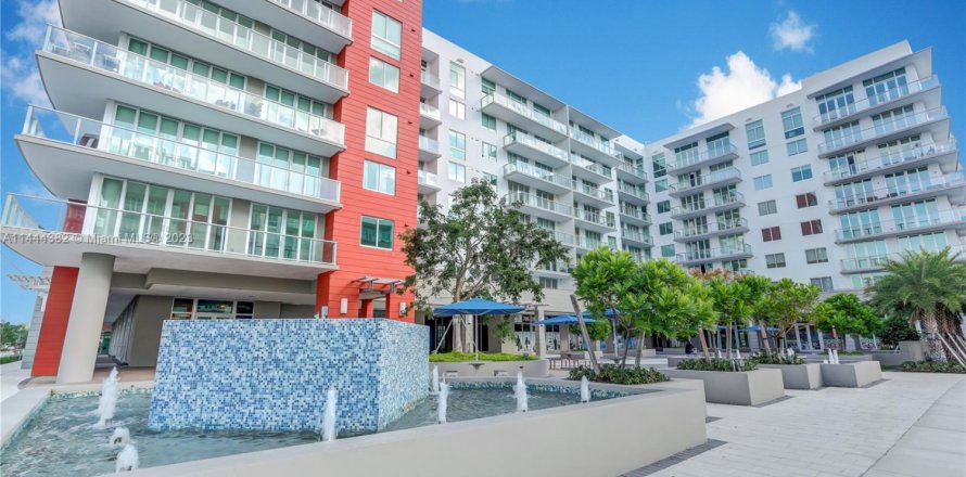 Condominio en Doral, Florida, 3 dormitorios № 2076955