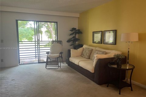 Condo in Sunrise, Florida, 2 bedrooms  № 2015691 - photo 19