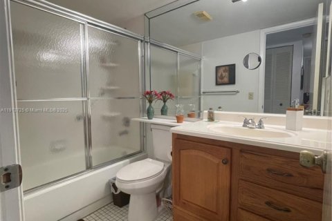 Condo in Sunrise, Florida, 2 bedrooms  № 2015691 - photo 11