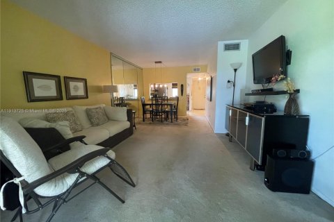 Condo in Sunrise, Florida, 2 bedrooms  № 2015691 - photo 27
