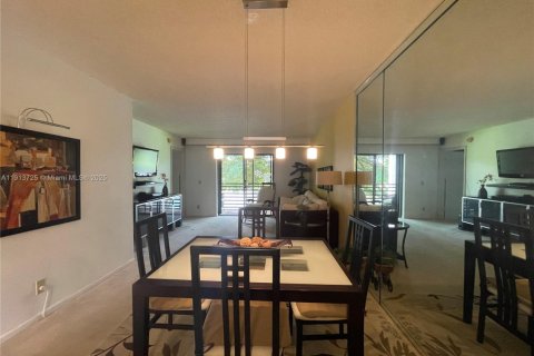 Condo in Sunrise, Florida, 2 bedrooms  № 2015691 - photo 17