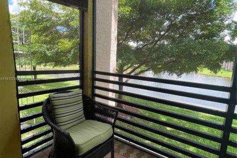 Condo in Sunrise, Florida, 2 bedrooms  № 2015691 - photo 22