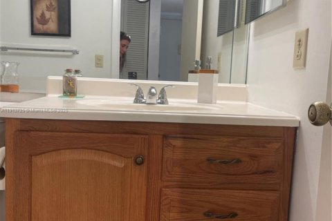 Condo in Sunrise, Florida, 2 bedrooms  № 2015691 - photo 12