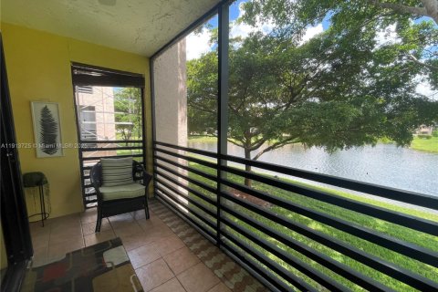 Condo in Sunrise, Florida, 2 bedrooms  № 2015691 - photo 25