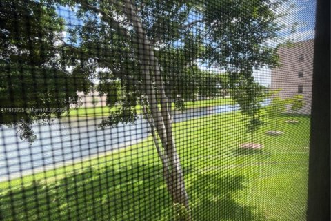 Condo in Sunrise, Florida, 2 bedrooms  № 2015691 - photo 23