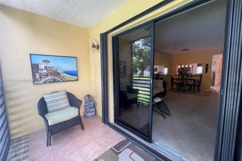 Condo in Sunrise, Florida, 2 bedrooms  № 2015691 - photo 24