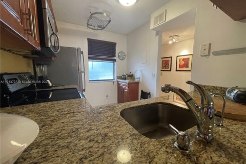 Condo in Sunrise, Florida, 2 bedrooms  № 2015691 - photo 4