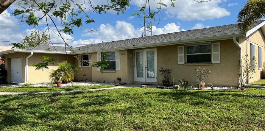 House in Port Charlotte, Florida 3 bedrooms, 158.12 sq.m. № 1620517