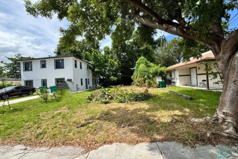 Terreno en venta en Miami, Florida № 1936841 - foto 1