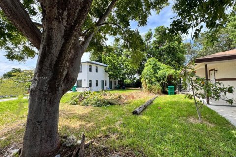 Terreno en venta en Miami, Florida № 1936841 - foto 2