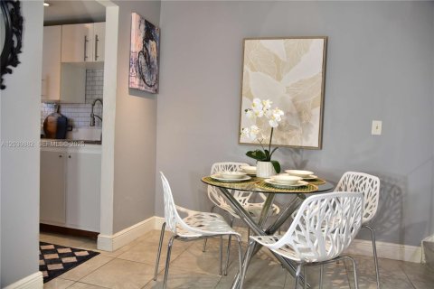 Condo in Plantation, Florida, 2 bedrooms № 2244012 - photo 8