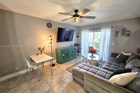 Condo in Plantation, Florida, 2 bedrooms № 2244012 - photo 5