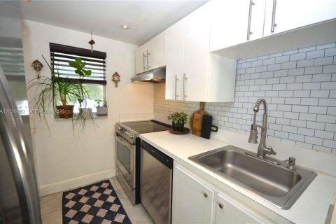 Condo in Plantation, Florida, 2 bedrooms № 2244012 - photo 12
