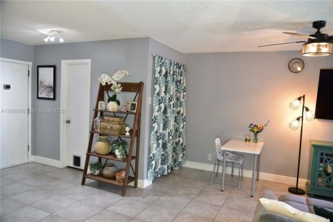 Condo in Plantation, Florida, 2 bedrooms № 2244012 - photo 3