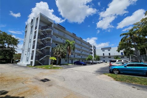 Condo in Plantation, Florida, 2 bedrooms № 2244012 - photo 24