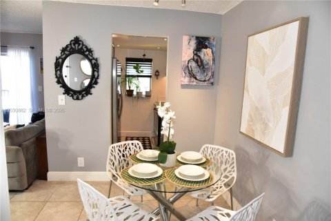 Condo in Plantation, Florida, 2 bedrooms № 2244012 - photo 9