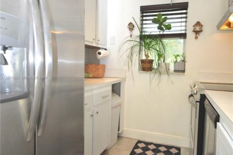 Condo in Plantation, Florida, 2 bedrooms № 2244012 - photo 11
