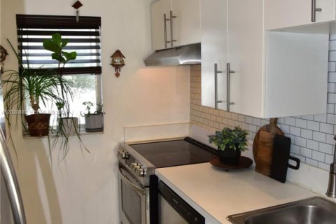 Condo in Plantation, Florida, 2 bedrooms № 2244012 - photo 10