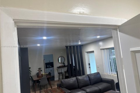 Villa ou maison à louer à North Miami, Floride: 3 chambres, 140.28 m2 № 2194769 - photo 12