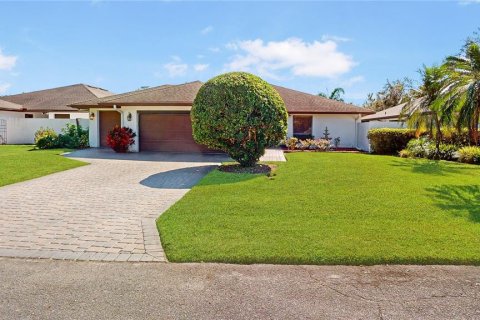 House in Haines City, Florida 3 bedrooms, 192.59 sq.m. № 1679586 - photo 1