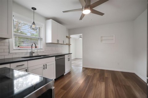 House in Dunedin, Florida 2 bedrooms, 91.04 sq.m. № 1913879 - photo 2