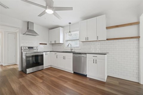 House in Dunedin, Florida 2 bedrooms, 91.04 sq.m. № 1913879 - photo 6